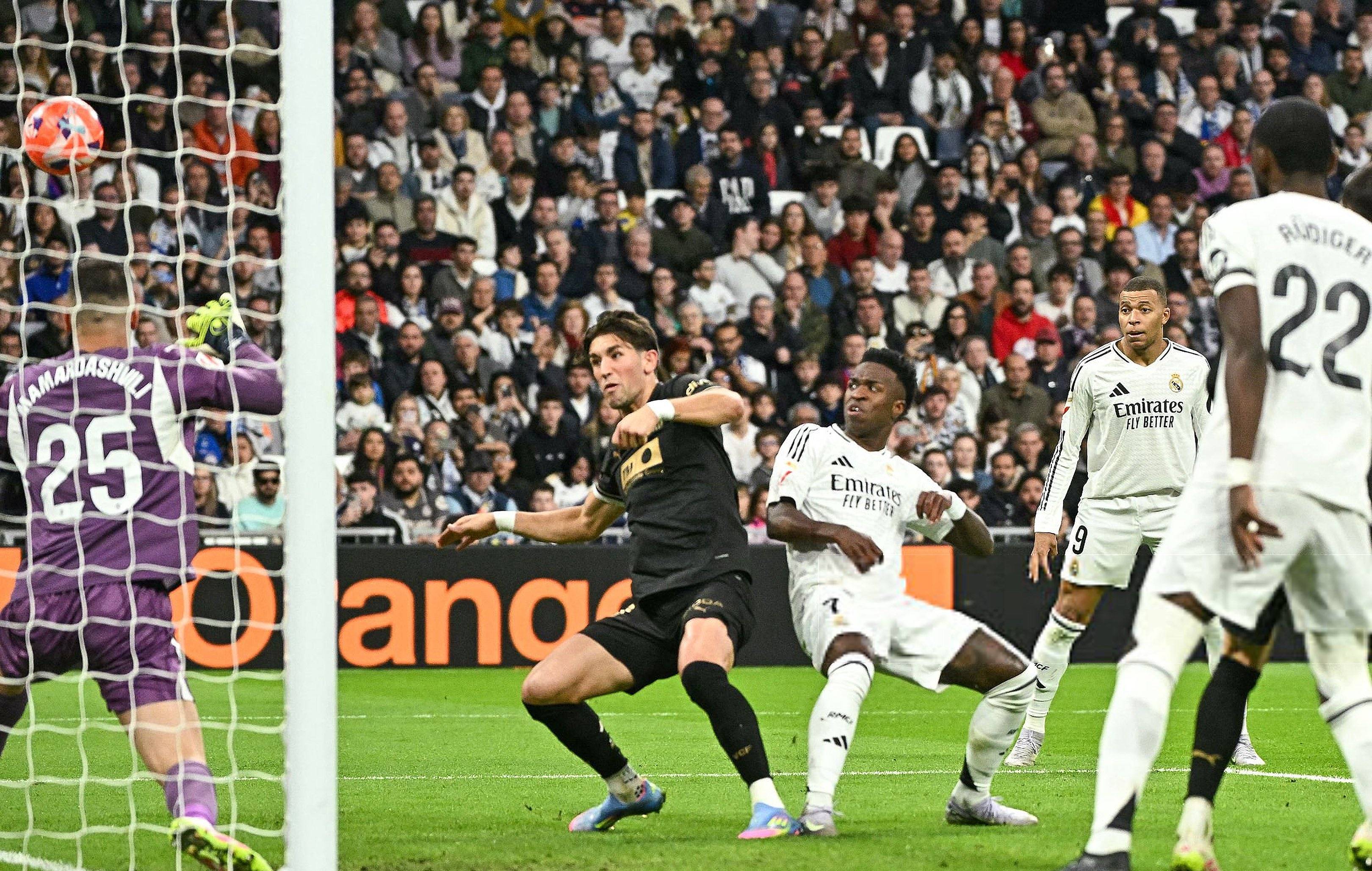 曼联战平切尔西，姆巴佩扑点救主欧联杯