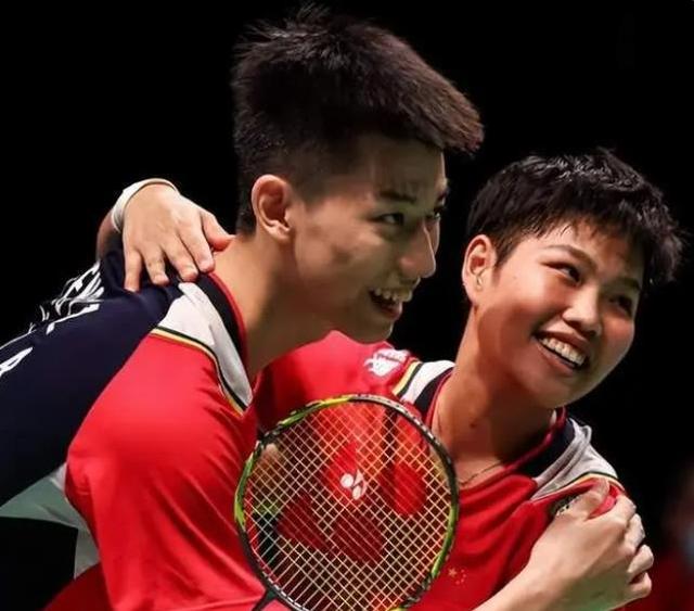 中国队完胜丹麦队，黄鸭组合点燃赛场